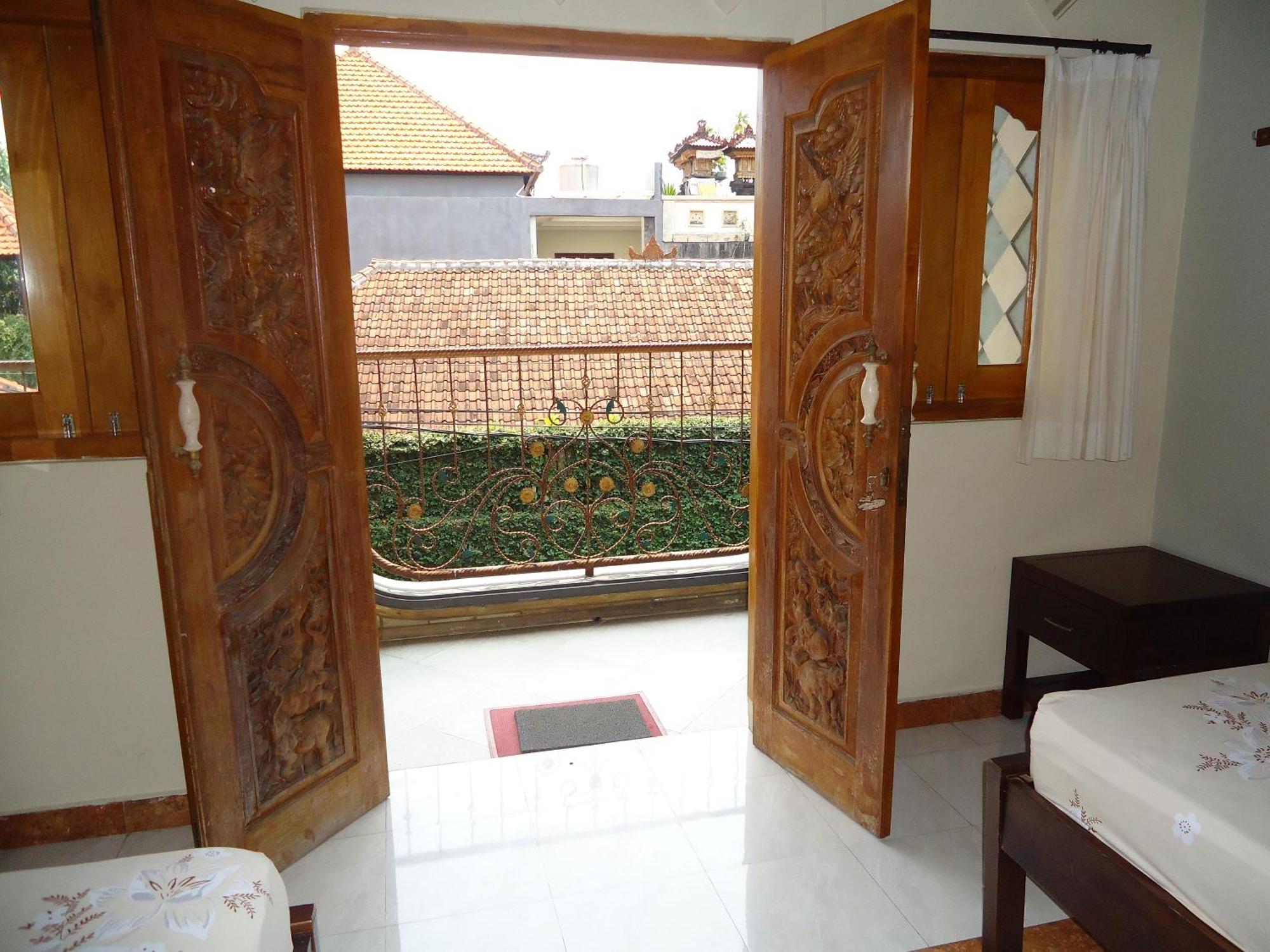 The Reinhold Guesthouse Bali Kerobokan  Exterior photo